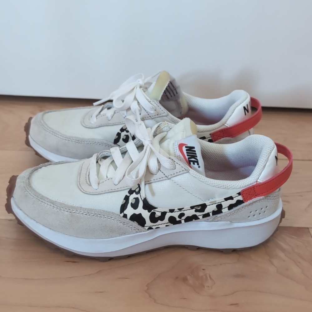 Nike Women's Waffle Debut sneaker size 6